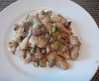 Gnocchi di patate con granella di noci con ragù di verdure con funghi Portobello mantecati al Castelmagno