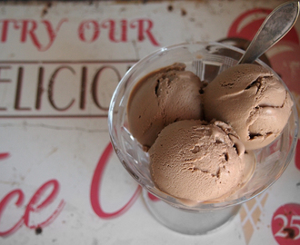 Kookosmaitopohjaiset jäätelöt: suklaahippu ja espresso