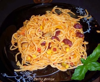 Spaghetti  z sosem pomidorowym, czerwoną fasolą, kukurydzą i oliwkami
