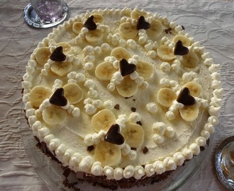 Banana Split Torte - traumhaft raffinierte Biskuittorte mit Schokoladen-Mascarpone-Creme und Vanille-Sahne-Creme