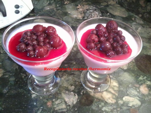 Copas de frambuesa con queso bañada con zumo de uva y frutos rojos en thermomix.