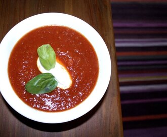 Soppa på rostad paprika och färska tomater
