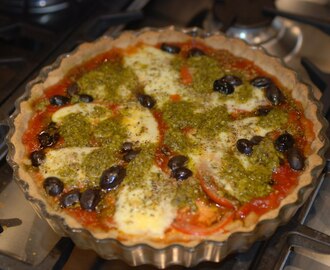 Tomatpaj med mozzarella, semi torkade oliver och pesto