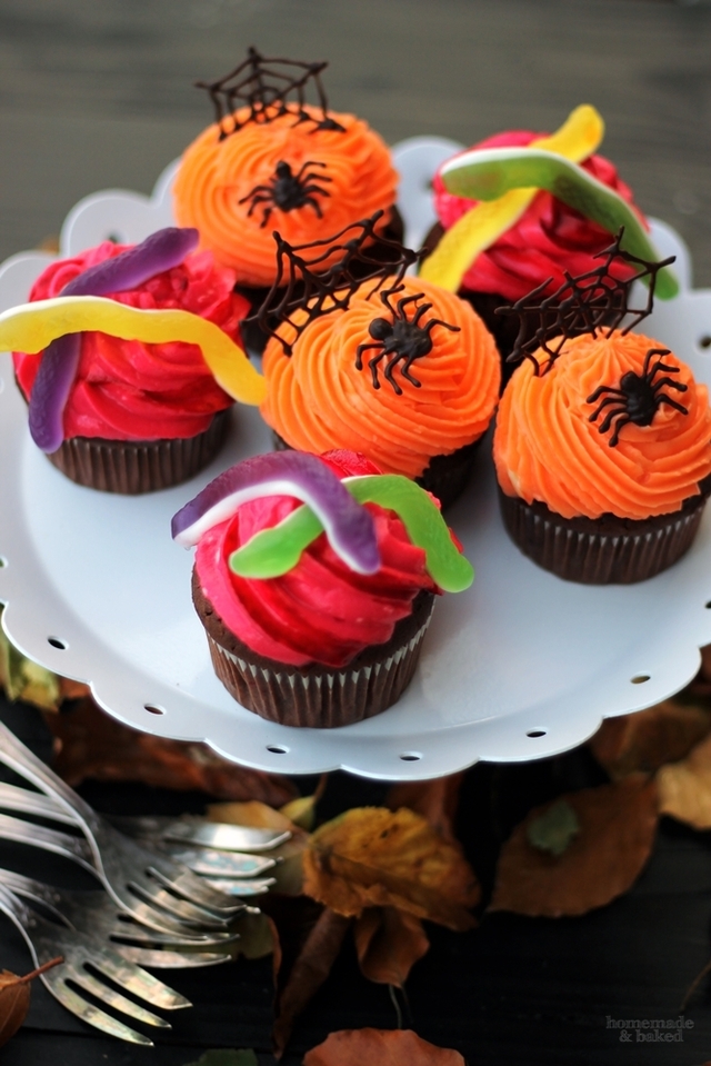 Zweierlei Halloween Cupcakes, oder auch: Schoko-Frischkäsecupcakes