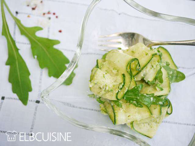 Grünes Gemüse mal anders –  Zucchini hauchfein als Salat, verfeinert mit nussigem Brokkoli-Pesto