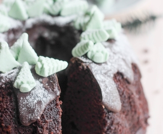 Chocolate Peppermint Bundt Cake | with easy chocolate peppermint glaze