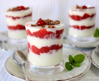 Vasitos de yogur con mermelada de fresas light
