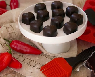 Bombones de chocolate negro rellenos de trufa picante