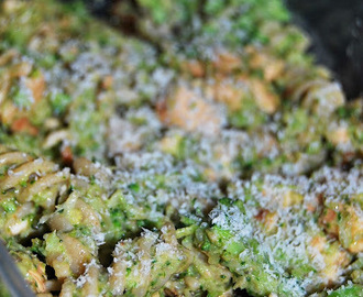 Lunchbox- makaron razowy z musem brokułowym, kurczakiem i suszonymi pomidorami