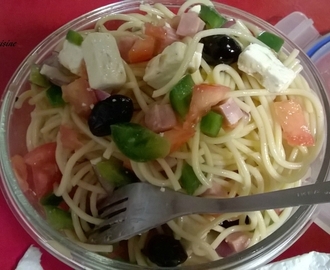 Salade de pâtes au poivron, à la tomate, au feta, au jambon et olives noires.