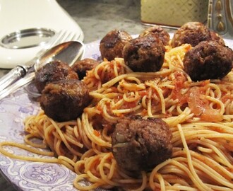 italienska köttbullar med spaghetti och färsk tomatsås