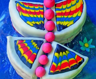 Tęczowy tort w kształcie motyla