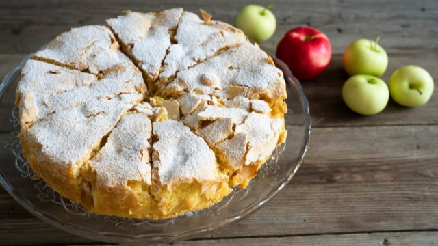 Nejrychlejší jablečný koláč – chutná famózně a připravený je za 5 minut ze 4 ingrediencí!