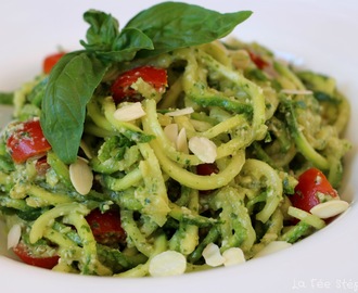 Spaghetti de courgettes au pesto de basilic: une recette minceur facile et délicieuse! 100% vegan, cru et sans gluten!