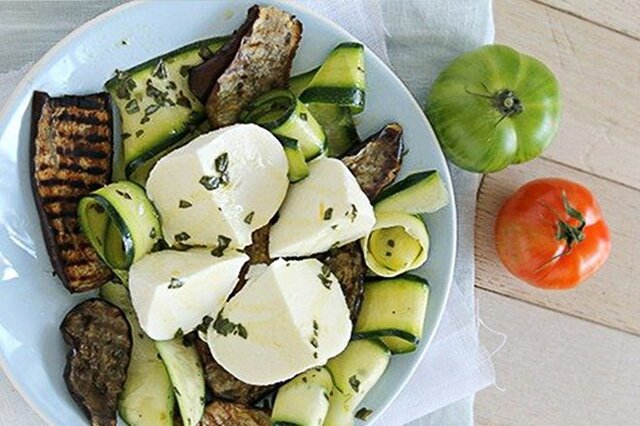 Ensalada de Mozzarella Gran Tradizione con verduras mediterráneas