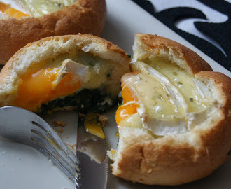 Śniadanie - Jajko zapiekane w bułce ze szpinakiem i camembertem