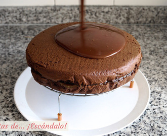 Cómo hacer una cobertura de chocolate brillante, ideal para tartas y bizcochos