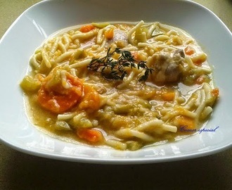 Sopa de fideos con carne y verduras
