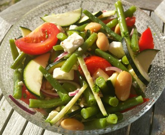 Salade van sperziebonen, courgette, grote witte bonen, tomaat en feta