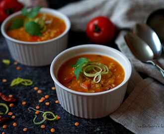 Pikantní polévka z červené čočky s rajčaty