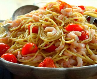 Spaghetti med räkor vitlök och tomat