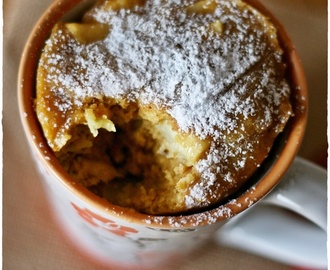 Torta in tazza alle mele e mandorle – Apple and almond mug cake