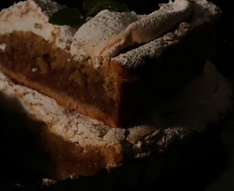 Pastel de nueces con relleno de manzana, membrillo y merengue