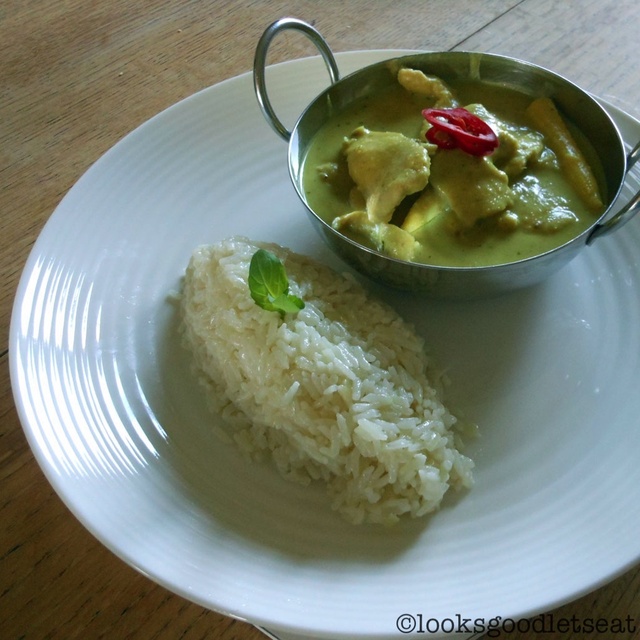 Thai Green Chicken Curry (geng gwio warn gai)