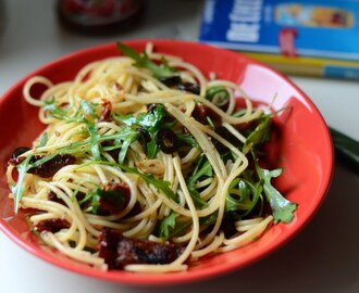 Spaghetti z rukolą, suszonymi pomidorami i czarnymi oliwkami