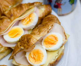 Croissanty, gotowane jajka, wędlina i ser!