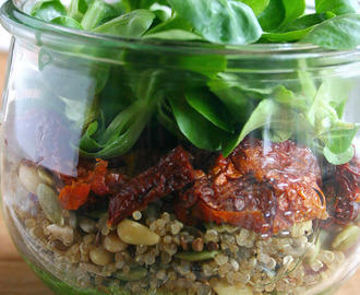 Sałatka lunchowa z komosą, ziarnami, suszonymi pomidorami i bazyliową oliwą
