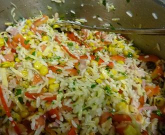 sałatka ryżowa z szynką, serem,papryką, kukurydzą i pomidorem
