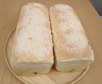 ขนมปังไส้เค้กโรลสตรอเบอรี่