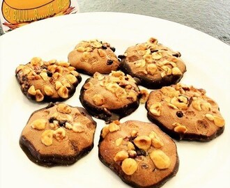 Cookies de chocolate y avellanas rellenas de crema de cacao