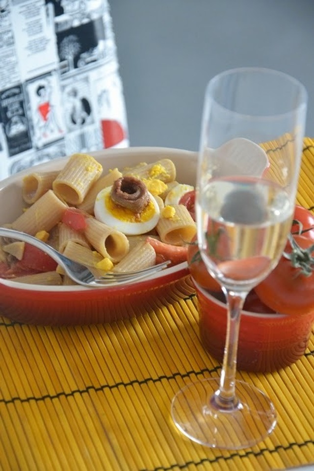 insalata di pasta integrale con pomodorini, acciughe in salsa piccante e uova