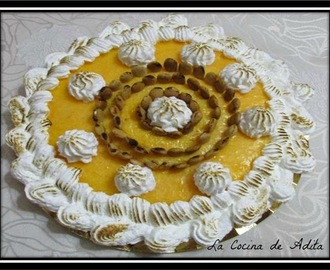 Tarta capuchina decorada con merengue y almendras