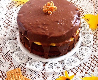 Tort miodowy - pyszny miodowy przekładaniec z kremem budyniowym, powidłami śliwkowymi i polewą czekoladową