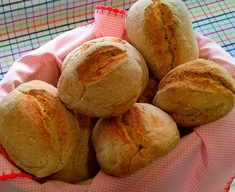 Bollos de pan integral caseros, hechos con masa madre