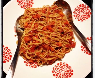 Spagetti med smakrik tomatsås