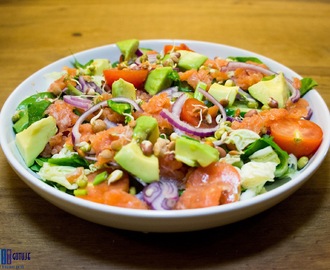 Sałatka z wędzonym łososiem i  awokado. / Lunch salad with smoked salmon and avocado.