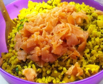 Insalata di grano alla curcuma con lenticchie, pesche e salmone affumicato