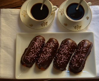 Pasteles de licor café bañados en chocolate.