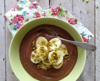 Avocado-Bananen-Schokoladen Mousse mit Karamellisierten Pistazien