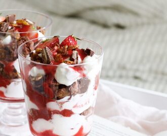 WENN MAN LIEBE LÖFFELN KÖNNTE… Erdbeer-Schoko-Cheesecake im Glas mit Lindt Creation Macaron