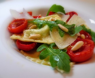 Was man aus Pesto alles machen kann: Ravioli ripieni di rucola e ricotta con pomodori confit