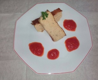 Pastel de gambas y bacalao con salsa de pimientos rojos