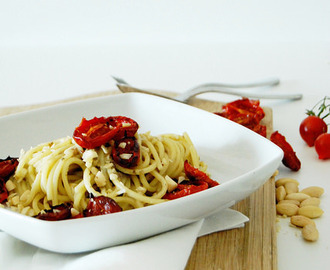 Spaghetti con pesto di capperi, pomodorini confit e mandorle