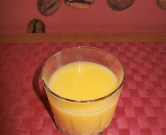 Drink na bazie ajerkoniaku z wódką i z sokiem pomarańczowym i cytrynowym.