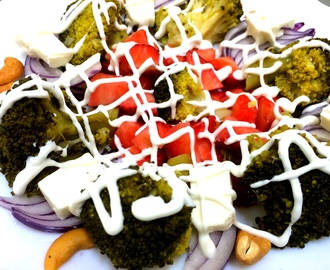 Ensalada de brócoli, fresas y queso feta con salsa de yogur griego