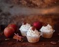 Flaumige Apfel-Cupcakes mit Zimt-Sahne und gerösteten Pekannüssen